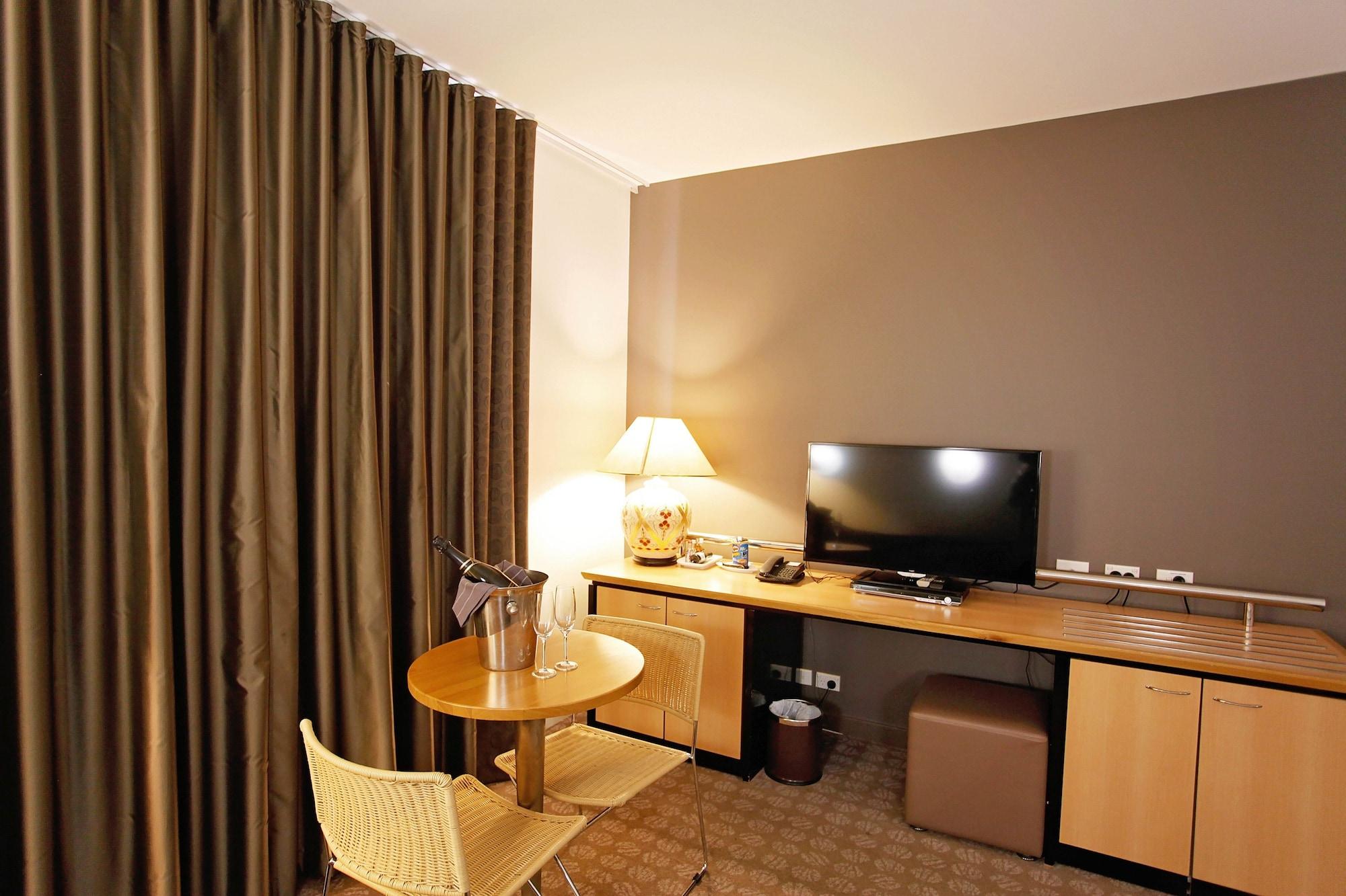 Golden Pebble Hotel Wantirna Esterno foto