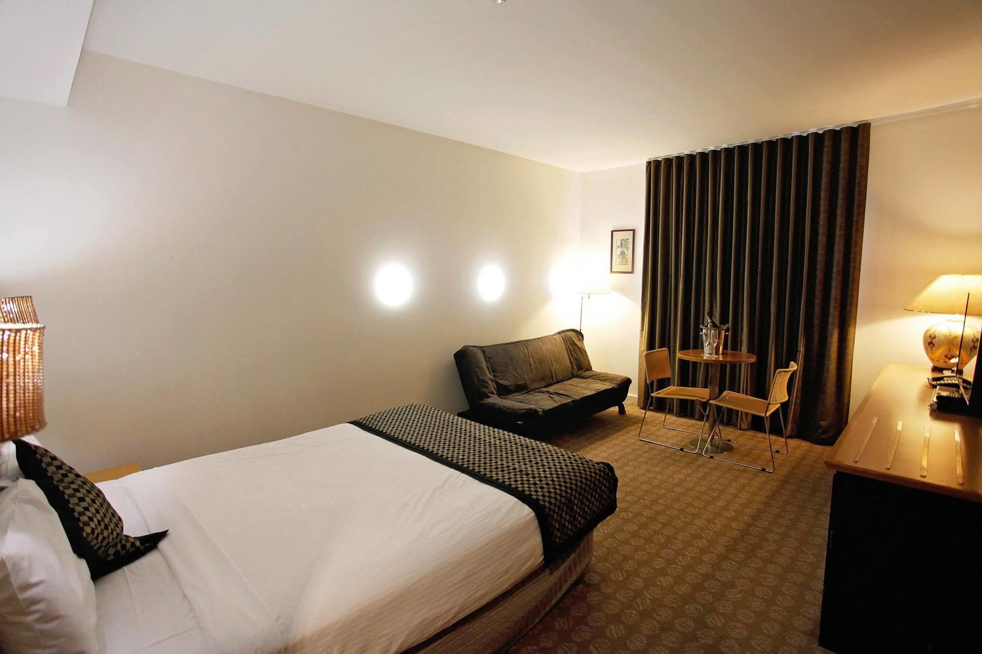 Golden Pebble Hotel Wantirna Esterno foto